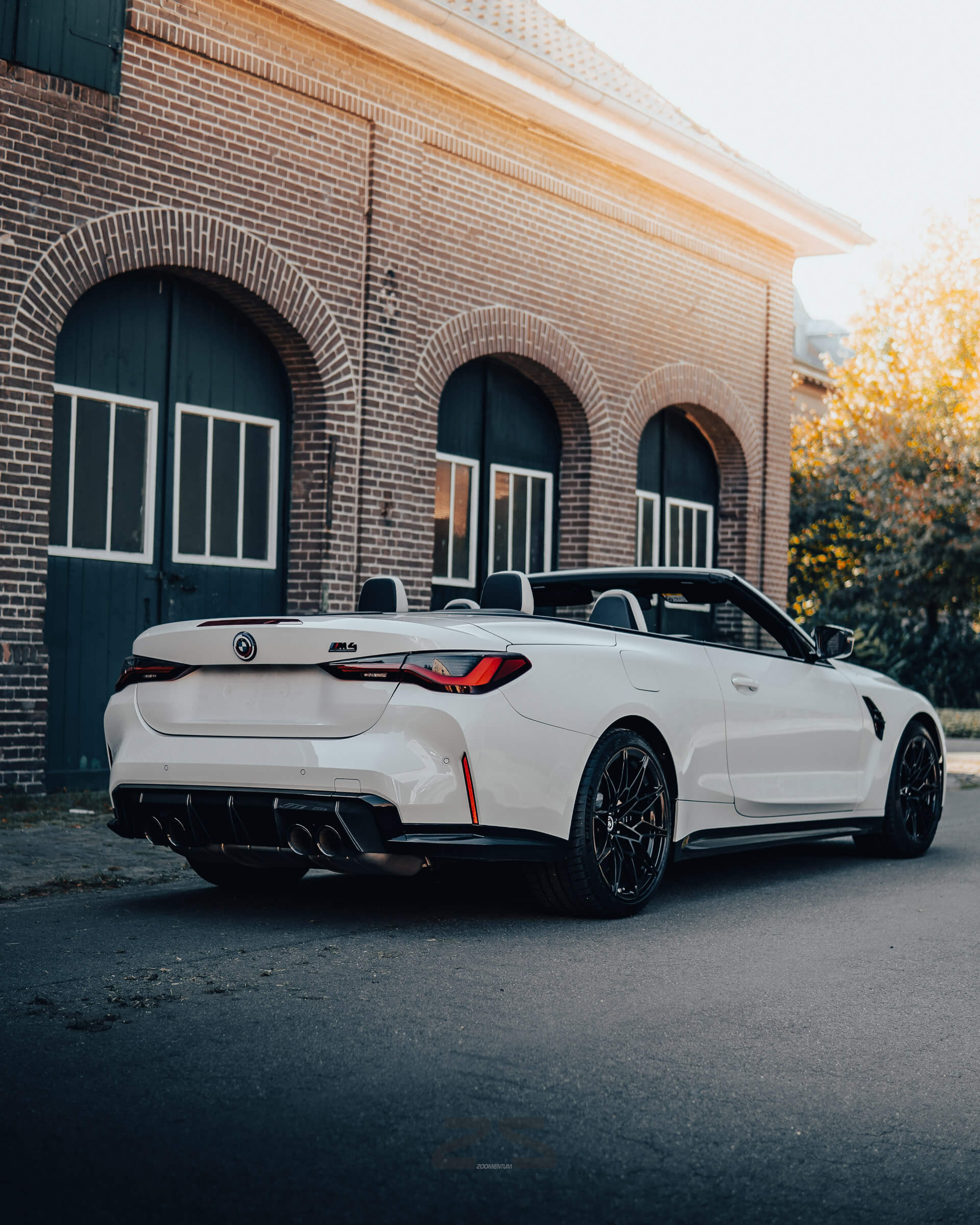 Heckansicht des strahlend weißen BMW M4 von keyMotion