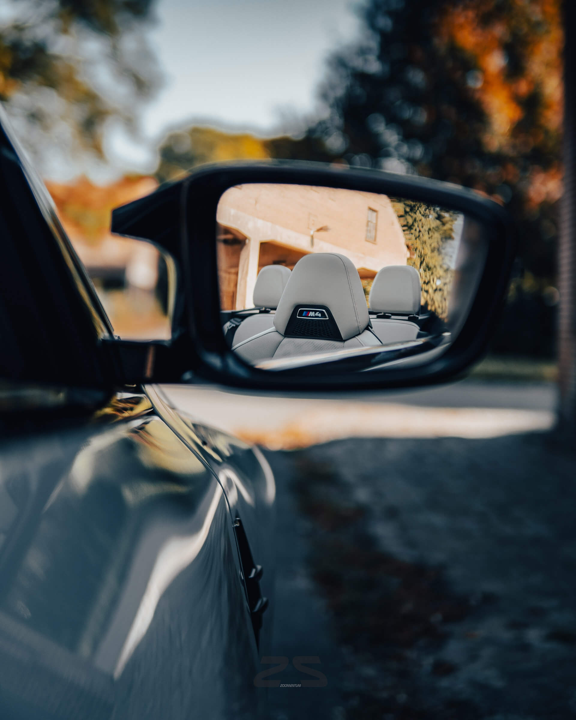 In der Reflexion des Rückspiegels ist der Innenraum des BMW M4 von keyMotion zu erkennen